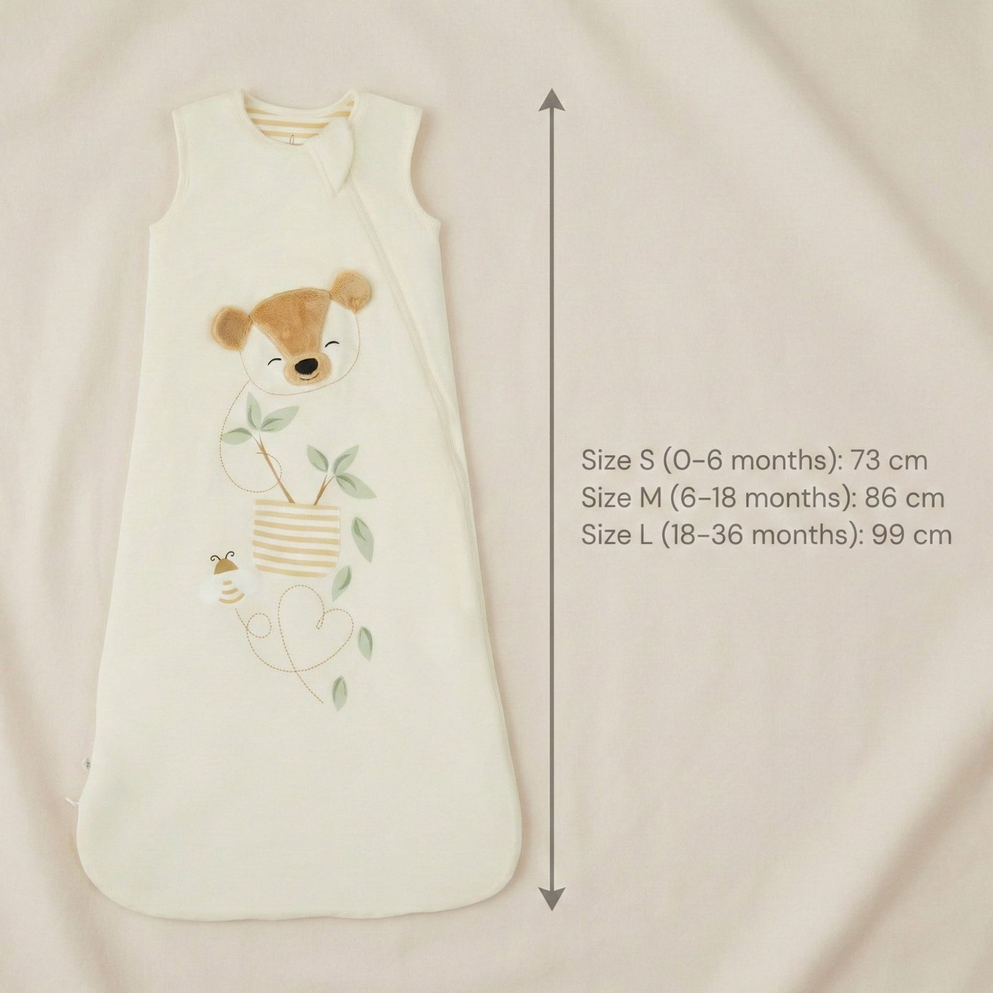 Zelkii® baby sleep sack size and fit chart showing total length measurements. Size S (0–6 months) measures 73 cm, Size M (6–18 months) measures 86 cm, and Size L (18–36 months) measures 99 cm, displayed alongside a cream sleep sack with bear illustration.