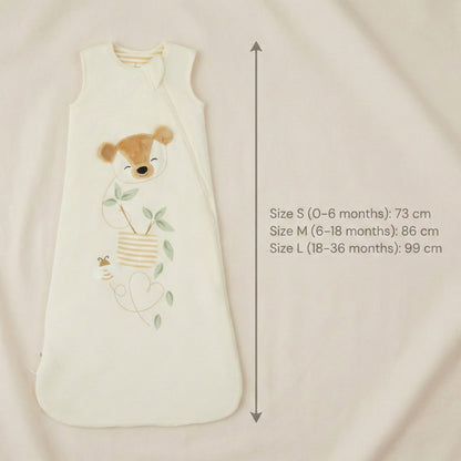 Zelkii® baby sleep sack size and fit chart showing total length measurements. Size S (0–6 months) measures 73 cm, Size M (6–18 months) measures 86 cm, and Size L (18–36 months) measures 99 cm, displayed alongside a cream sleep sack with bear illustration.